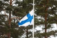 Suomalainen urheiluseura suree – legenda kuoli: ”Yllättävä poismeno” aop_suomen_lippu_puolitangossaa